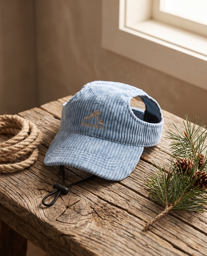 Casquette Kaplar & Co posée sur une table en bois, esprit outdoor premium
