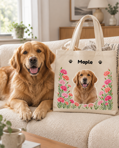 Golden retriever allongé sur un canapé à côté de son tote bag personnalisé avec sa photo, son prénom et des fleurs