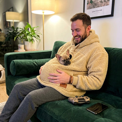 Sweat porte chien beige crème : chiot bouledogue français dans la poche zippée