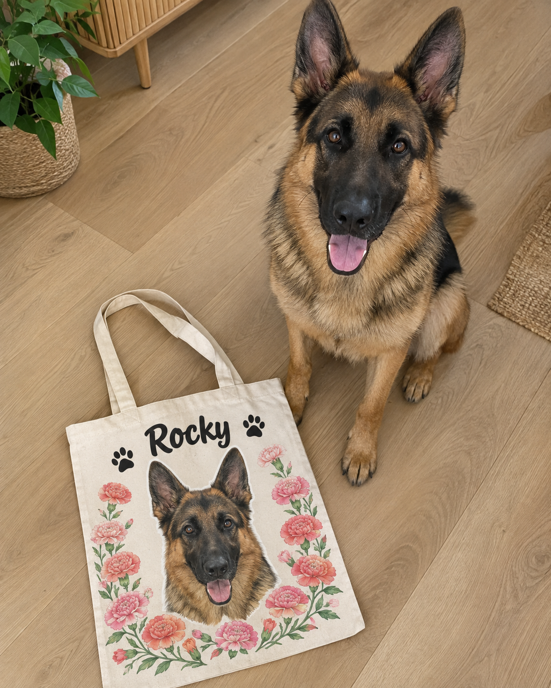Berger allemand assis à côté de son tote bag personnalisé avec son portrait, son prénom Rocky et des œillets