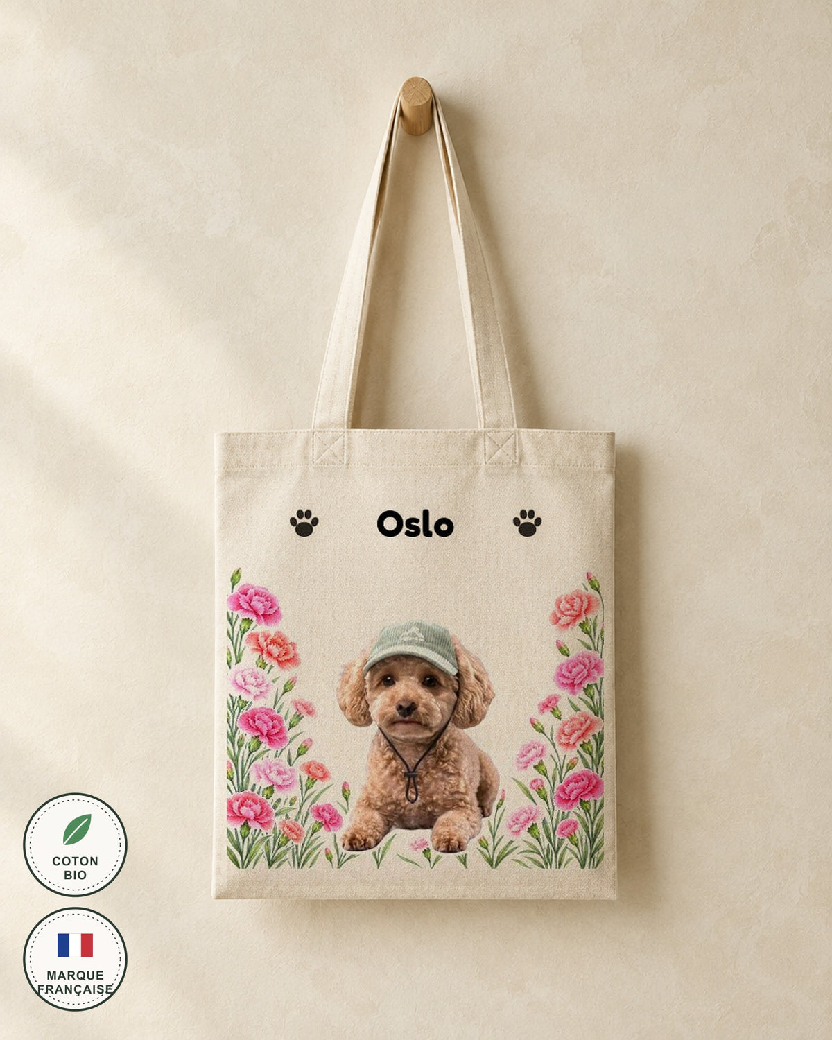 Tote bag personnalisé chien Oslo accroché au mur, portrait du caniche, prénom et fleurs de naissance