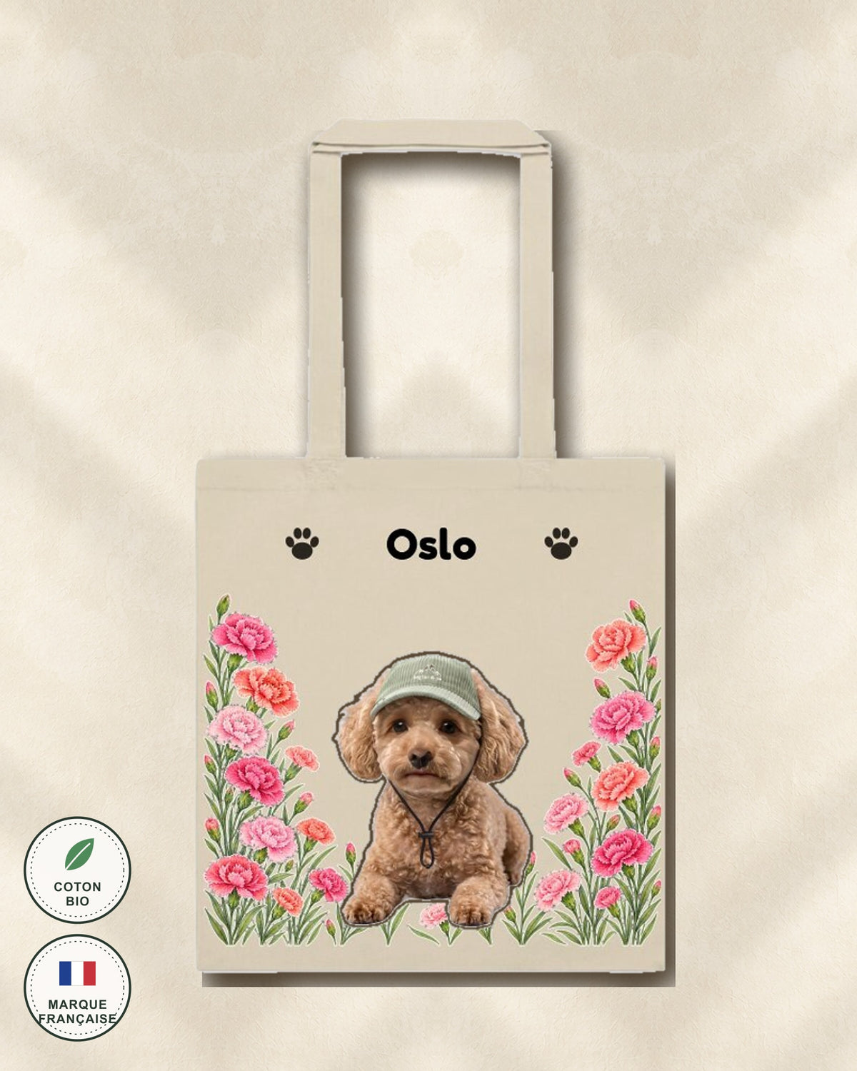 Exemple de tote bag personnalisé : photo du chien détourée, prénom en arc et œillets, fleur de naissance de janvier