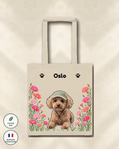 Exemple de tote bag personnalisé : photo du chien détourée, prénom en arc et œillets, fleur de naissance de janvier