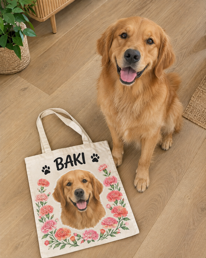 Golden retriever assis à côté de son tote bag personnalisé avec son portrait, son prénom Baki et des fleurs de naissance